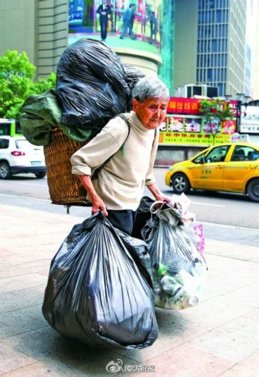 82岁老人捡垃圾养活孩子