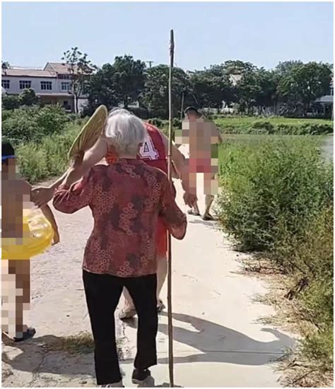 93ed6_90岁老奶奶持棍激战大蛇了